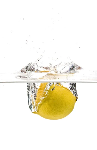 Éclaboussures de citron dans l'eau — Photo