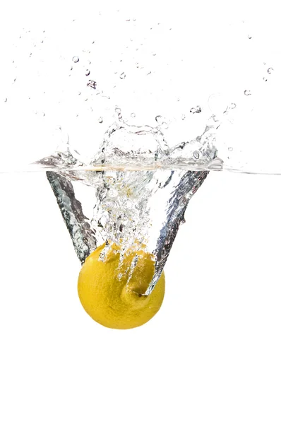 Лимонные брызги в воде — стоковое фото