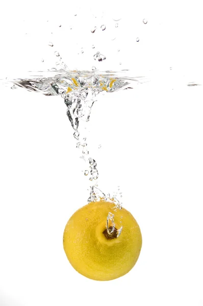 Лимонные брызги в воде — стоковое фото