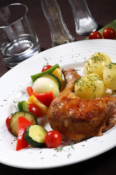 Patata de pollo asado y verduras — Foto de Stock