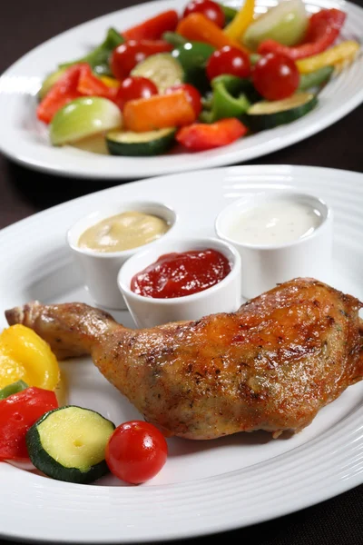 Pečené kuřecí stehno a zeleniny — Stock fotografie