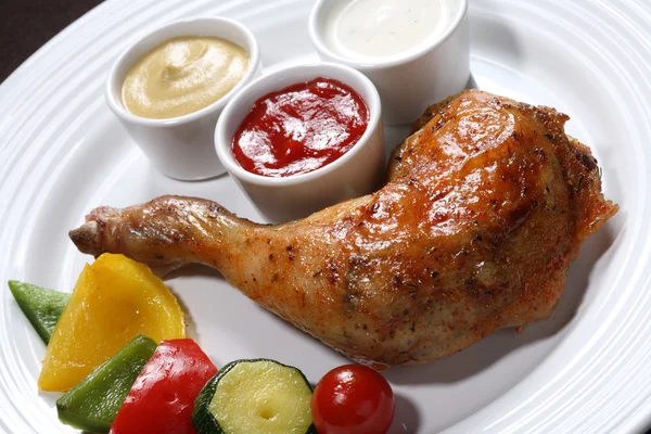 Rostad kyckling ben och grönsaker — Stockfoto