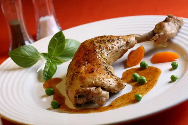 stock image Roasted chicken leg and vegetables