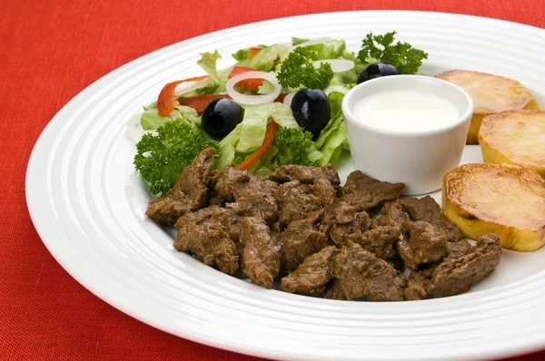 Grillat kött med stekt potatis — Stockfoto