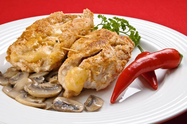 Filety z kurczaka nadziewane smażone — Zdjęcie stockowe