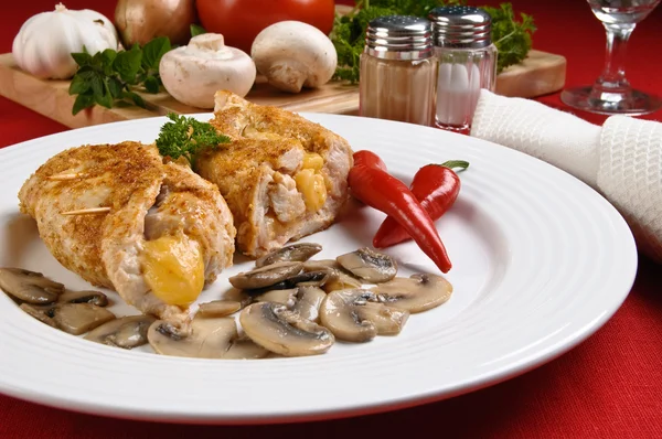 Filety z kurczaka nadziewane smażone — Zdjęcie stockowe