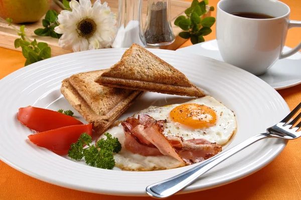Café da manhã - torradas, ovo, bacon — Fotografia de Stock
