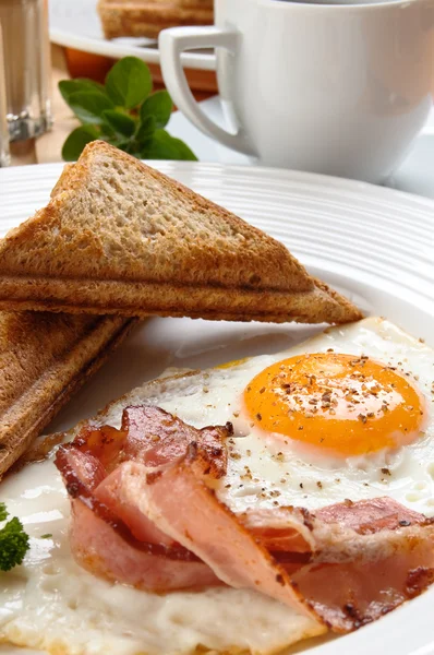 Desayuno - tostadas, huevo, tocino —  Fotos de Stock