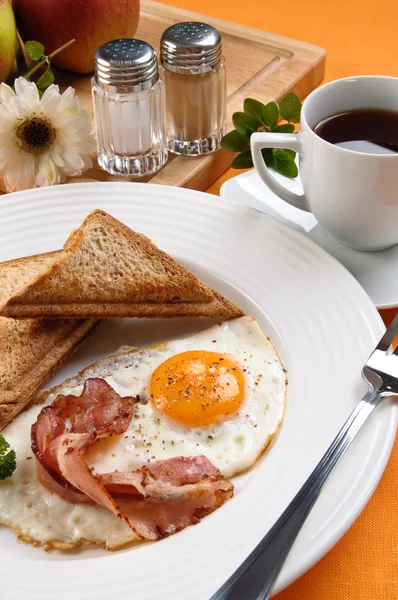 Πρωινό - φρυγανιές, αυγό, μπέικον — Φωτογραφία Αρχείου