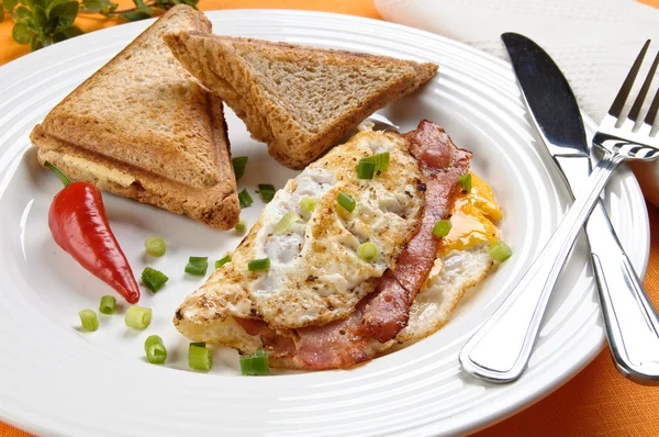 Café da manhã - torradas, ovo, bacon — Fotografia de Stock