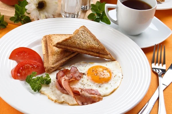 Завтрак - тосты, яйцо, бекон — стоковое фото