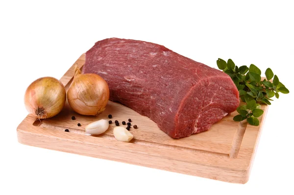 Ruwe rundvlees op snijplank — Stockfoto