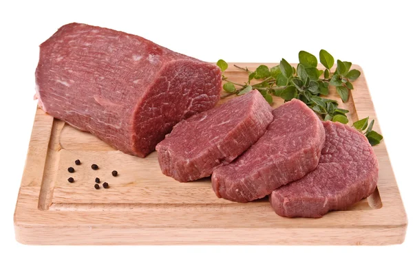 Сира яловичина на обробній дошці — стокове фото