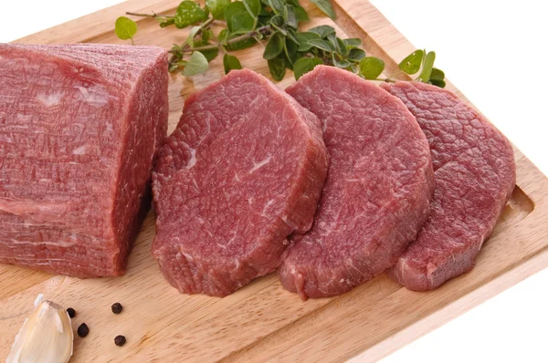 Carne crua sobre tábua de corte — Fotografia de Stock