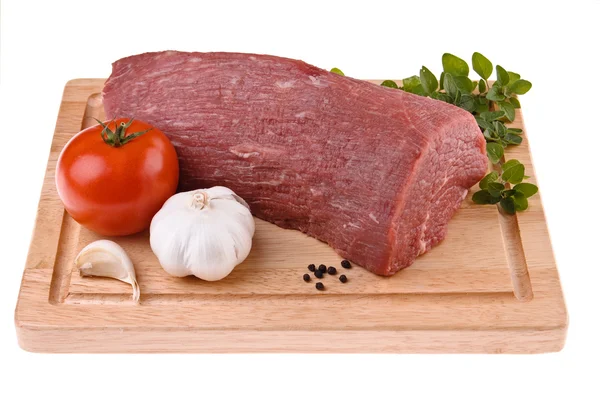 Carne cruda en tabla de cortar — Foto de Stock