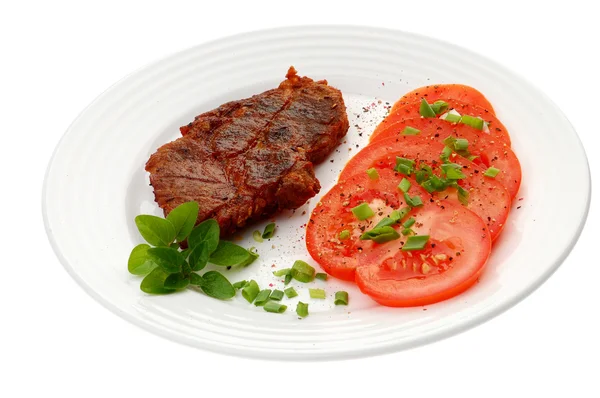 Grilovaný steak s zeleninový salát — Stock fotografie