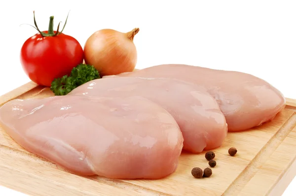 Čerstvé syrové kuřecí prsa izolované na wh — Stock fotografie