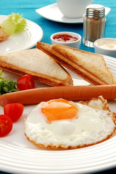 Desayuno - tostadas, huevos y verduras — Foto de Stock