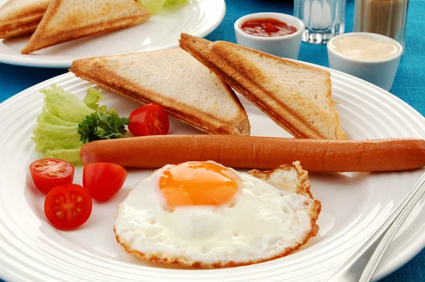 Frukost - rostat bröd, ägg och grönsaker — Stockfoto