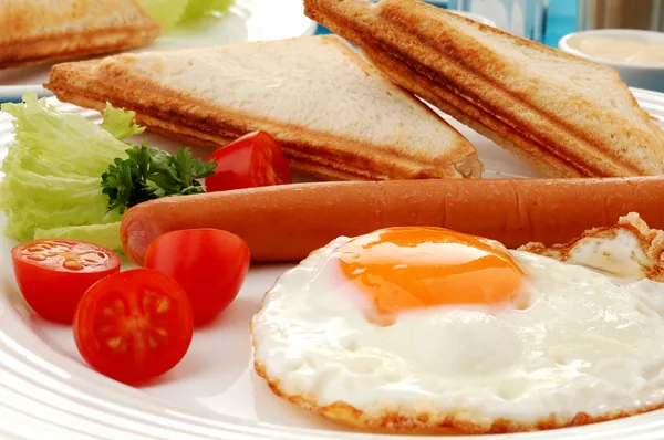 Snídaně - toasty a vejcem — Stock fotografie