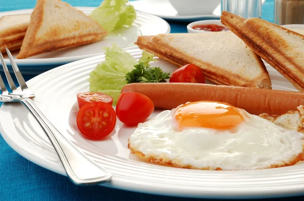 Сніданок - тости, яйце та овочі — стокове фото