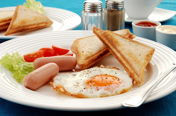 朝食のトースト、卵、野菜 — ストック写真