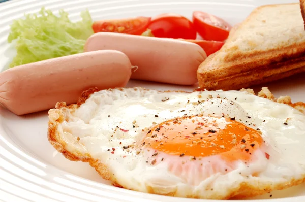 Завтрак - тосты и яйца — стоковое фото
