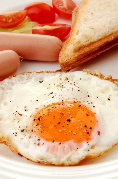 Breakfast - toasts, egg and vegetables — Stock Photo, Image