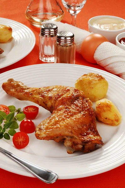 Pieczone udka kurczaka z warzywami — Zdjęcie stockowe