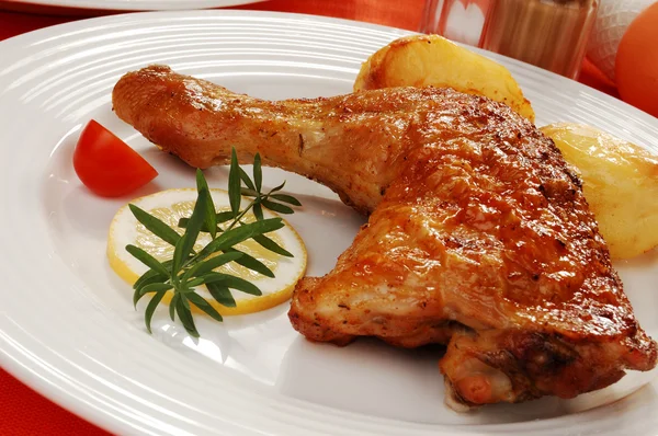 Geroosterde kippenpoten met groenten — Stockfoto