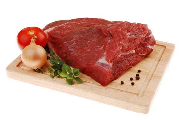 Carne cruda en tabla de cortar — Foto de Stock