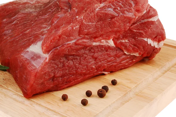 Carne cruda sul tagliere — Foto Stock