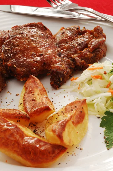 Gegrilde steaks, frietjes en groenten — Stockfoto
