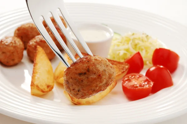 Kızarmış köfte, patates ve sebze — Stok fotoğraf
