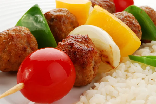 อาหารค่ํา Kebab เนื้อย่างผัก — ภาพถ่ายสต็อก