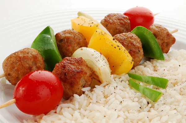 Кебаб на ужин - мясо на гриле, овощи — стоковое фото