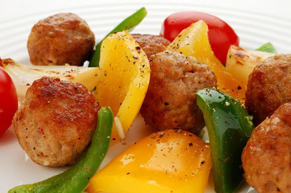 Szaszłyk obiad - mięso z grilla, warzywa — Zdjęcie stockowe