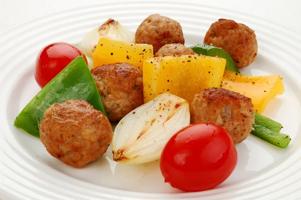 Cena kebab - carne a la parrilla, verduras —  Fotos de Stock
