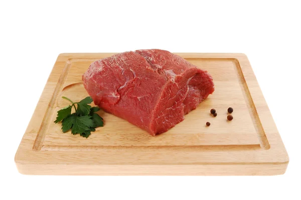Syrové hovězí maso na prkénku, samostatný — Stock fotografie