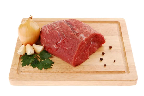 Rå nötkött på skärbräda isolerade — Stockfoto