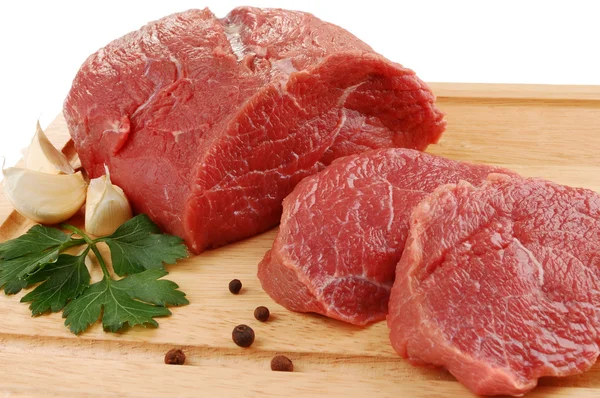 Сира яловичина на обробній дошці ізольована — стокове фото