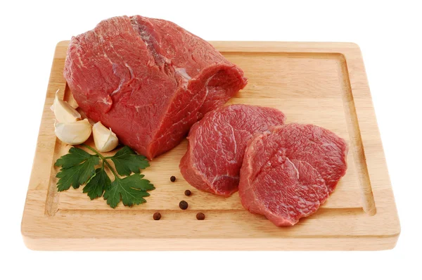 Carne cruda isolata sul tagliere — Foto Stock