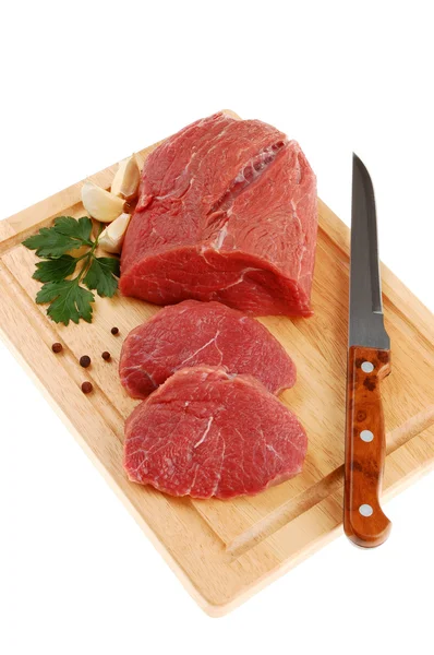 Carne crua sobre tábua de corte isolada — Fotografia de Stock