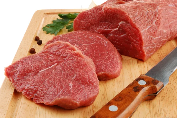 Surowej wołowiny na deska do krojenia na białym tle — Zdjęcie stockowe
