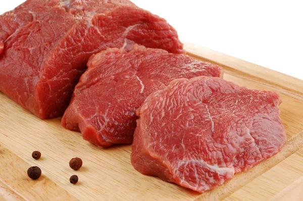 Syrové hovězí maso na prkénku, samostatný — Stock fotografie