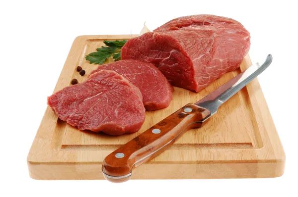 Rå nötkött på skärbräda isolerade — Stockfoto
