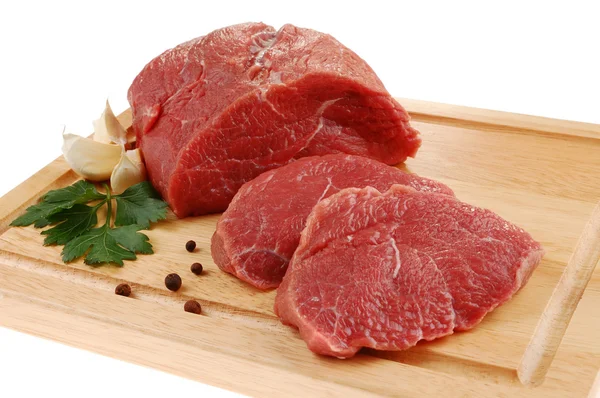 Surowej wołowiny na deska do krojenia na białym tle — Zdjęcie stockowe