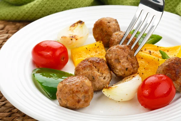 Обідній шашлик - смажене м'ясо, овочі — стокове фото