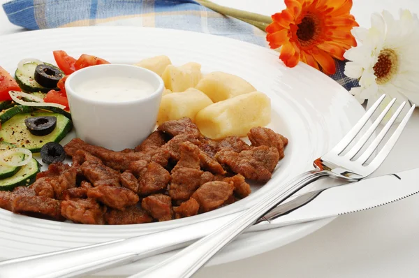 stock image Grilled meat and vegetable salad