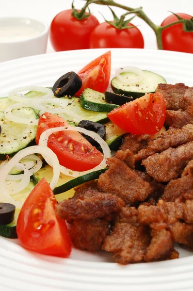 Мясо на гриле и овощной салат — стоковое фото